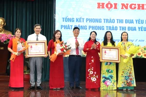 Chủ tịch Ủy ban MTTQ Việt Nam TPHCM Trần Kim Yến trao Huân chương Lao động hạng Ba cho các tập thể