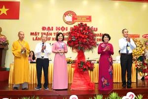 Phó Chủ tịch Trung ương Ủy ban MTTQ Việt Nam Tô Thị Bích Châu tặng hoa chúc mừng Đại hội đại biểu MTTQ Việt Nam quận 1