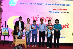 Phó Chủ tịch Hội LHPN TPHCM Trần Thị Phương Hoa trao hoa biểu dương các gương phụ nữ khuyết tật tiêu biểu 
