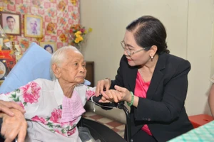  Chủ tịch HĐND Nguyễn Thị Lệ thăm, tặng quà đồng chí Phạm Thị Sinh. Ảnh: CAO THĂNG
