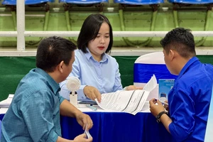 Người lao động tìm kiếm cơ hội việc làm tại “Sàn giao dịch giới thiệu việc làm và tư vấn học nghề” năm 2024 do UBND quận Phú Nhuận tổ chức ngày 14-5