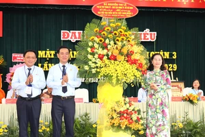 Đồng chí Nguyễn Thị Lệ, Phó Bí thư Thành ủy, Chủ tịch HĐND TPHCM, tặng hoa chúc mừng Đại hội MTTQ Việt Nam quận 3 lần thứ XIV