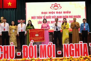 Chủ tịch Ủy ban MTTQ Việt Nam TPHCM Trần Kim Yến trao cờ đơn vị xuất sắc 5 năm liên tục đến MTTQ Việt Nam quận Phú Nhuận