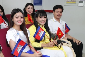 Sinh viên Campuchia với gia đình Việt tham gia chương trình
