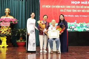 Chủ tịch Ủy ban MTTQ Việt Nam TPHCM Trần Kim Yến và Bí thư Quận ủy quận Phú Nhuận Phan Thị Thanh Phương chúc mừng đảng viên nhận Huy hiệu 75 năm tuổi Đảng