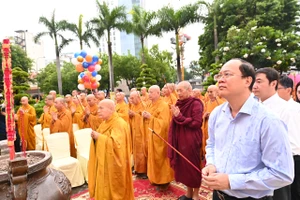 Phó Bí thư Thường trực Thành ủy TPHCM Nguyễn Hồ Hải cùng chư tôn đức dâng hương tưởng niệm Bồ tát Thích Quảng Đức. Ảnh: VIỆT DŨNG