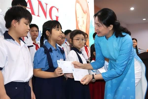 Chủ tịch Hội LHPN Việt Nam Hà Thị Nga trao quà đến trẻ mồ côi tại TPHCM