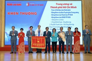 Các đồng chí Nguyễn Thiện Nhân và Trương Mỹ Hoa trao Cờ thi đua của Chính phủ cho Báo Người Lao Động
