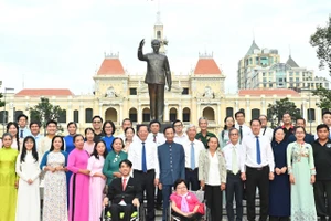 Lãnh đạo TPHCM cùng 40 gương tiêu biểu dâng hoa báo công lên Chủ tịch Hồ Chí Minh tại tượng đài Chủ tịch Hồ Chí Minh. Ảnh: VIỆT DŨNG