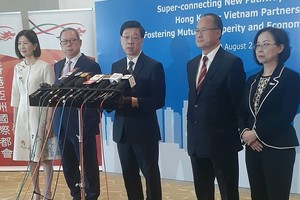 香港特别行政区行政长官李家超︵中︶指出：香港与越南的合作正开启多个新机会。