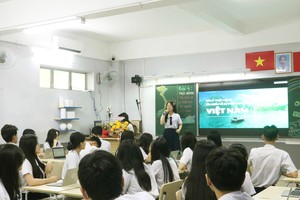 富润高中学校十二年级A16班学生在数字应用程式的支持下学习地理课。