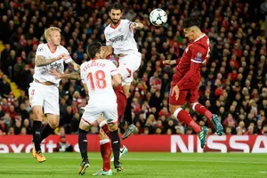 Liverpool (phải) để Sevilla cầm hòa đáng tiếc.