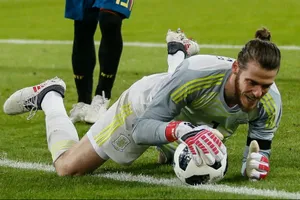Thủ thành De Gea bối rối với trái bóng Telstar.