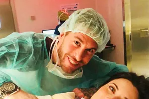 Sergio Ramos bên cạnh vợ và con trai mới chào đời Alejandro. Ảnh: Instagram