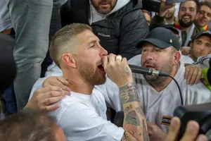 Ramos hát cùng các cổ động viên Real để ăn mừng chiến thắng. Ảnh: ESPN