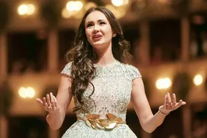 Nữ ca sĩ opera Aida Garifullina xinh đẹp.