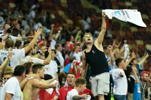 CĐV hô vang câu "Southgate you're the one" theo nhịp điệu bài hát Whole Again. Ảnh: Getty Images