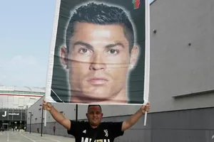 Người hâm mộ đang nóng lòng với trận ra mắt của Ronaldo trong màu áo Juventus Ảnh: AFP