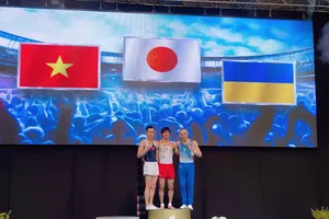 VĐV Lê Thanh Tùng (trái) đoạt HCB tại Cúp thế giới 2018.