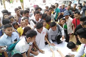 Người hâm mộ Myanmar xếp hàng mua vé xem trận Myanmar - Việt Nam vào ngày 20-11.