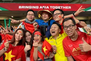 Các CĐV cuồng nhiệt của Việt Nam trên khán đài sân Hazza Bin Zayed.