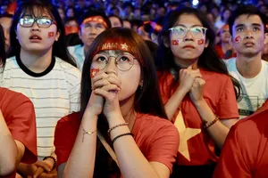 Sự hồi hộp hiện trên khuôn mặt của các CĐV tại TPHCM trong trận tứ kết Việt Nam - Nhật Bản.