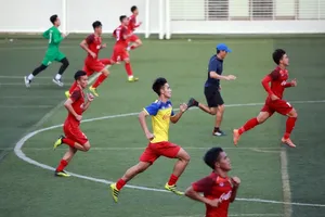 Đội U22 Việt Nam trong buổi tập trên sân trường Đại học Tôn Đức Thắng. Ảnh: DŨNG PHƯƠNG