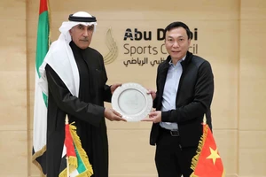 Ông Mohammed Khalfan Al Romaithi (trái) hứa hẹn sẽ hỗ trợ nguồn kinh phí lớn cho các quốc gia phát triển bóng đá.