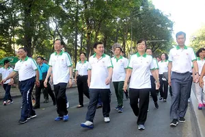 Ông Nguyễn Thành Phong - Chủ tịch UBND TPHCM (thứ 3 từ trái qua) cùng lãnh đạo thành phố tham dự Ngày chạy Olympic. Ảnh: NGUYỄN NHÂN