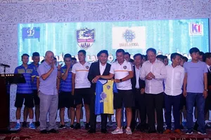 HLV Hoàng Phúc trao tặng áo thi đấu cho nhà tài trợ Berjaya. Ảnh: Anh Trần