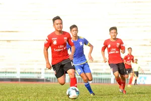 Trận giao hữu trước mùa bóng giữa Long An và Bình Định. Ảnh: TRẦN ANH TUẤN