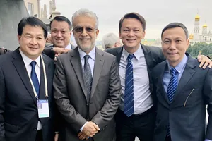 PCT VFF Trần Quốc Tuấn cùng Chủ tịch AFC Salman Bin Ibrahim Al-Khalifa và các lãnh đạo LĐBĐ một số quốc gia châu Á. Ảnh: Đoàn Nhật