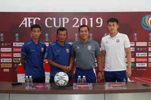 HLV trưởng cùng đại diện 2 đội tại buo63ii họp báo chiều 15-4. Ảnh: HOÀNG HÙNG