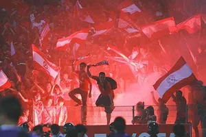 Pháo sáng trên sân Hàng Đẫy ở vòng 6. Ảnh: Minh Hoàng 