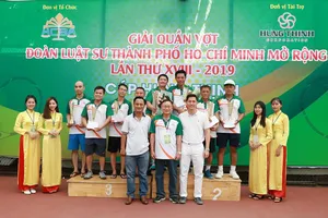BTC trao giải đôi nam mở rộng. Ảnh: NGUYỄN HOÀNG