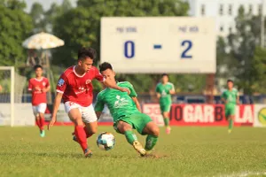 Phù Đổng (áo xanh) tiếp tục chìm ở cuối bảng. Ảnh: MINH HOÀNG