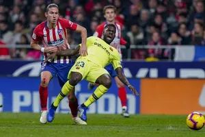 Felipe Luis (trái) đến gần với CLB Barcelona.