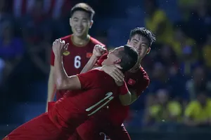 Anh Đức và Duy Mạnh vui mừng sau bàn thắng. Ảnh: DŨNG PHƯƠNG