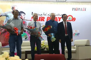 Các cựu cầu thủ CSG và TCĐS tại buổi giao lưu. Ảnh: Đình Viên