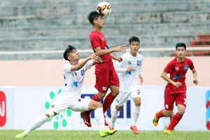 Viettel (áo đỏ) bất ngờ thắng cách biệt 3-0 trước HA.GL. Ảnh: Anh Khoa