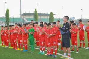 HLv Phạm Như Thuần và các tài năng nhí tham gia Trại hè bóng đá Toyota 2019.