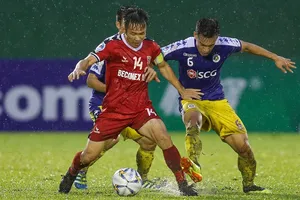 Văn Quyết và Tấn Tài đang là "buồng phổi" của hai đội. Ảnh: DŨNG PHƯƠNG