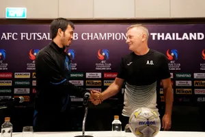 HLV Phạm Minh Giang và đồng nghiệp bên phía CLB AGMK Petrov. Ảnh: ANH TRẦN