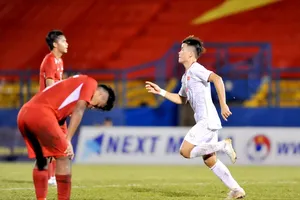 U18 Việt Nam có thế trận lấn lướt trước Singapore. Ảnh: NGUYỄN NHÂN