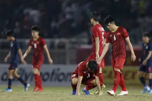 Cầu thủ đội chủ nhà thất vọng sau trận hòa như thua trước Thái Lan. Ảnh: DŨNG PHƯƠNG
