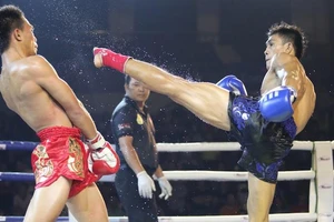 Nguyễn Trần Duy Nhất (phải) lần đầu tiên góp mặt ở đấu trường ONE Championship.