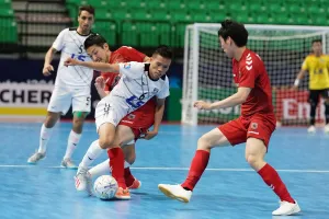 Đức Hòa nỗ lực qua người trước hàng thủ chắc chắn của Nagoya. Ảnh: Độc Lập