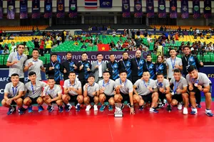 Tập thể CLB Thái Sơn Nam trên bục nhận thưởng. Ảnh: Độc Lập