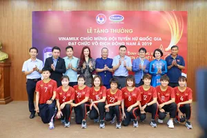 Đại diện đội tuyển nữ Viêt Nam chụp ảnh lưu niệm cùng lãnh đạo Tổng cục TDTT, VFF và nhà tài trợ Vinamilk. Ảnh: Anh Trần