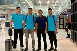 Trợ lý Trần Minh Quang cùng các "người nhện" của đội tuyển tại sân bay. Ảnh: Quang Minh